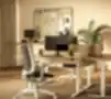 Moderna ergonomiska biroja darba vide ar BE augstuma regulējamiem galdiem, privātuma paneļiem un ergonomiskiem krēsliem siltos toņos.