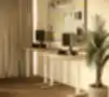 Ergonomiski augstuma regulējami galdi ar diviem monitoriem modernā biroja stūrī ar siltu apgaismojumu un dabīgiem dekoriem.