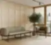 OFFSTAGE krēsls un dīvāns minimālistiskā japandi stila interjerā ar koka sienu paneļiem un telpaugiem.