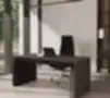 Vadītāja darba vieta ar tumša koka galdu, piekaramo gaismekli un dabisko apgaismojumu