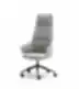 Ergonomisks biroja krēsls ar augstu atzveltni un riteņiem pelēkā krāsā.