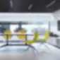 Geltonos Flexi Light kėdės aplink modernų stiklinį susitikimų stalą
