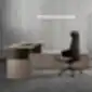 Mūsdienīgs vadītāja galds ar ergonomisku krēslu minimālistiskā birojā.